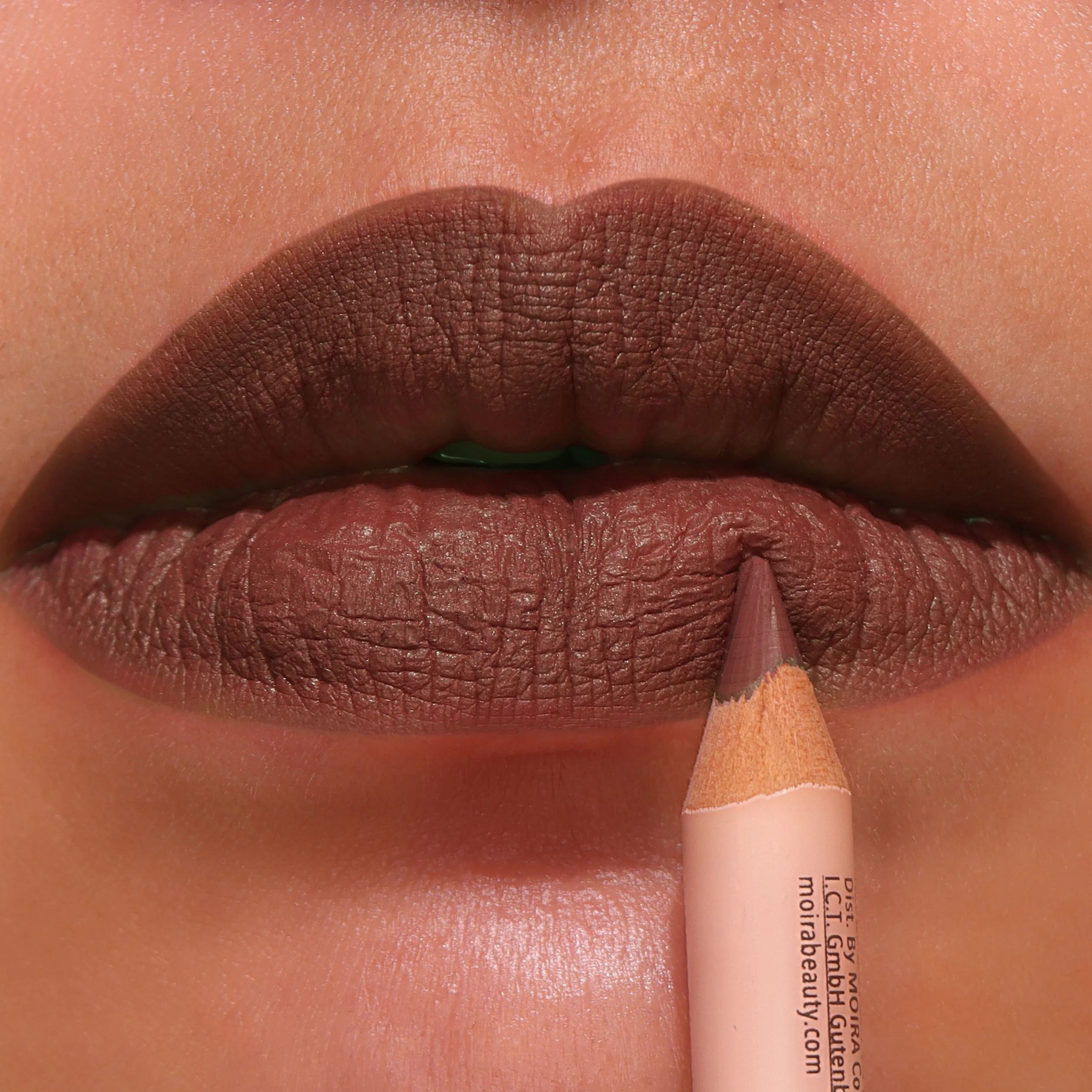1035-Signature-Lip-Pencil-010-Sandy-Brown-5.webp Signature Lip Pencil (010, Sandy Brown)