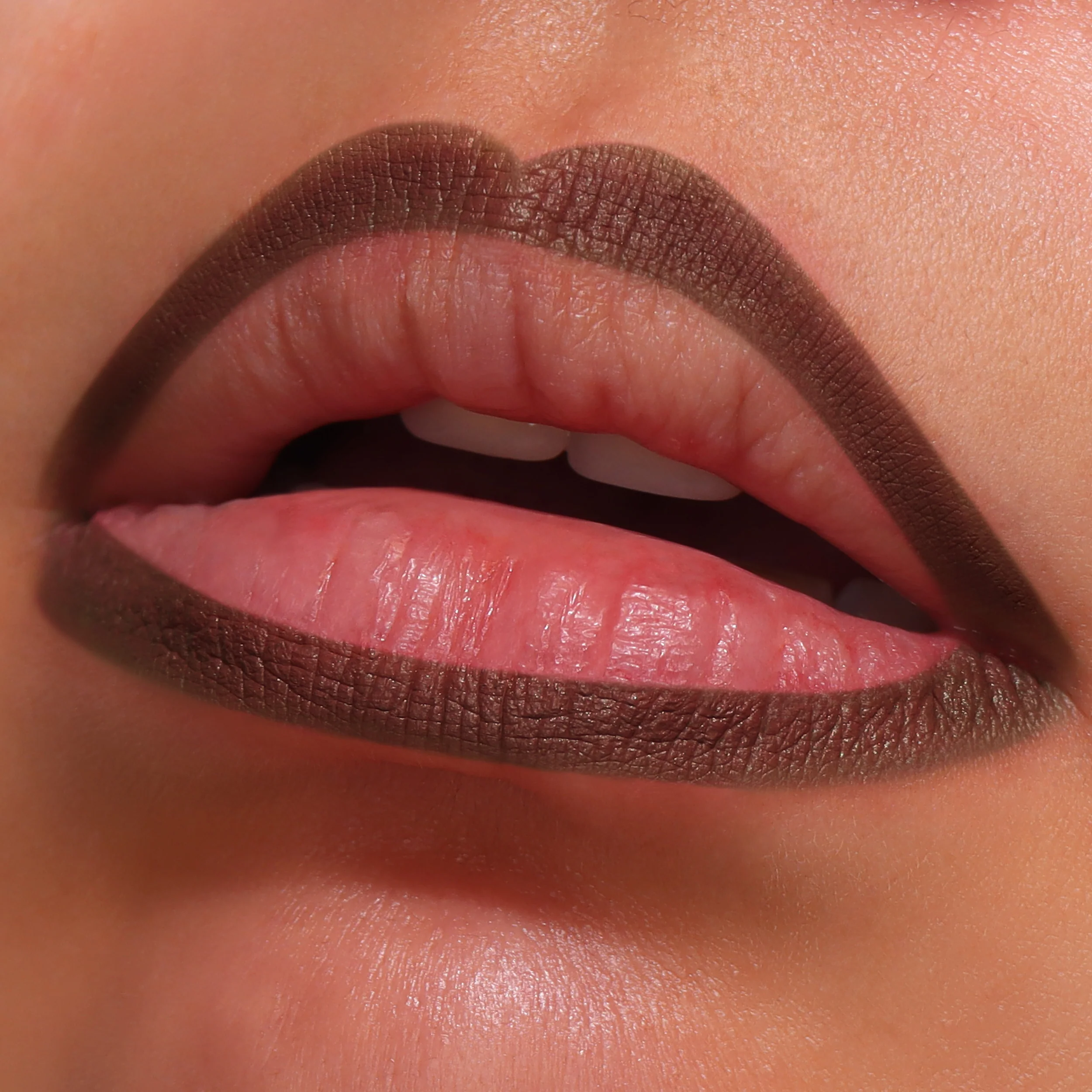 1035-Signature-Lip-Pencil-010-Sandy-Brown-6.webp Signature Lip Pencil (010, Sandy Brown)