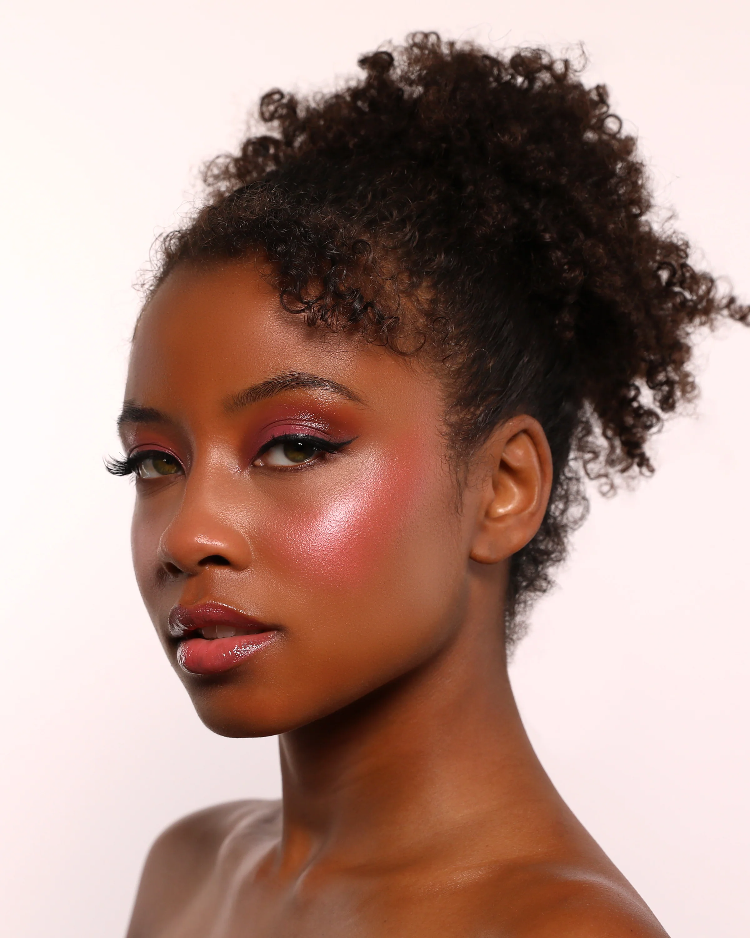 241-Love-Steady-Shimmer-Blush-002-So-Lucky-3.webp Love Steady Shimmer Blush (002, So Lucky)