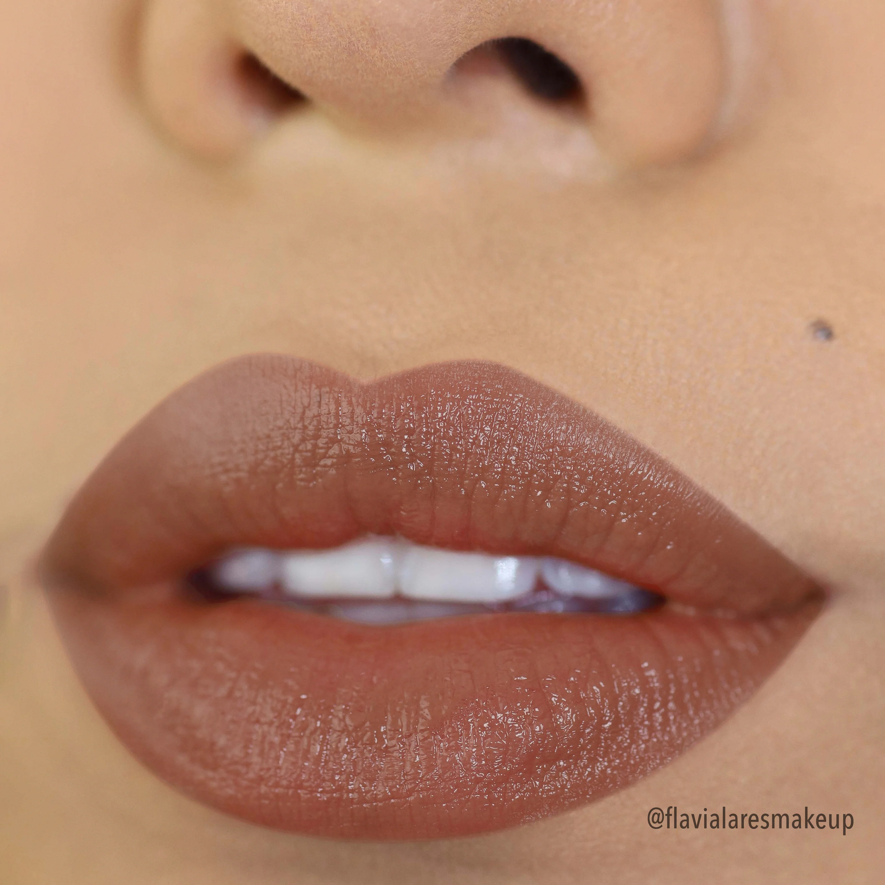 Signature Lipstick (002, Mocha)