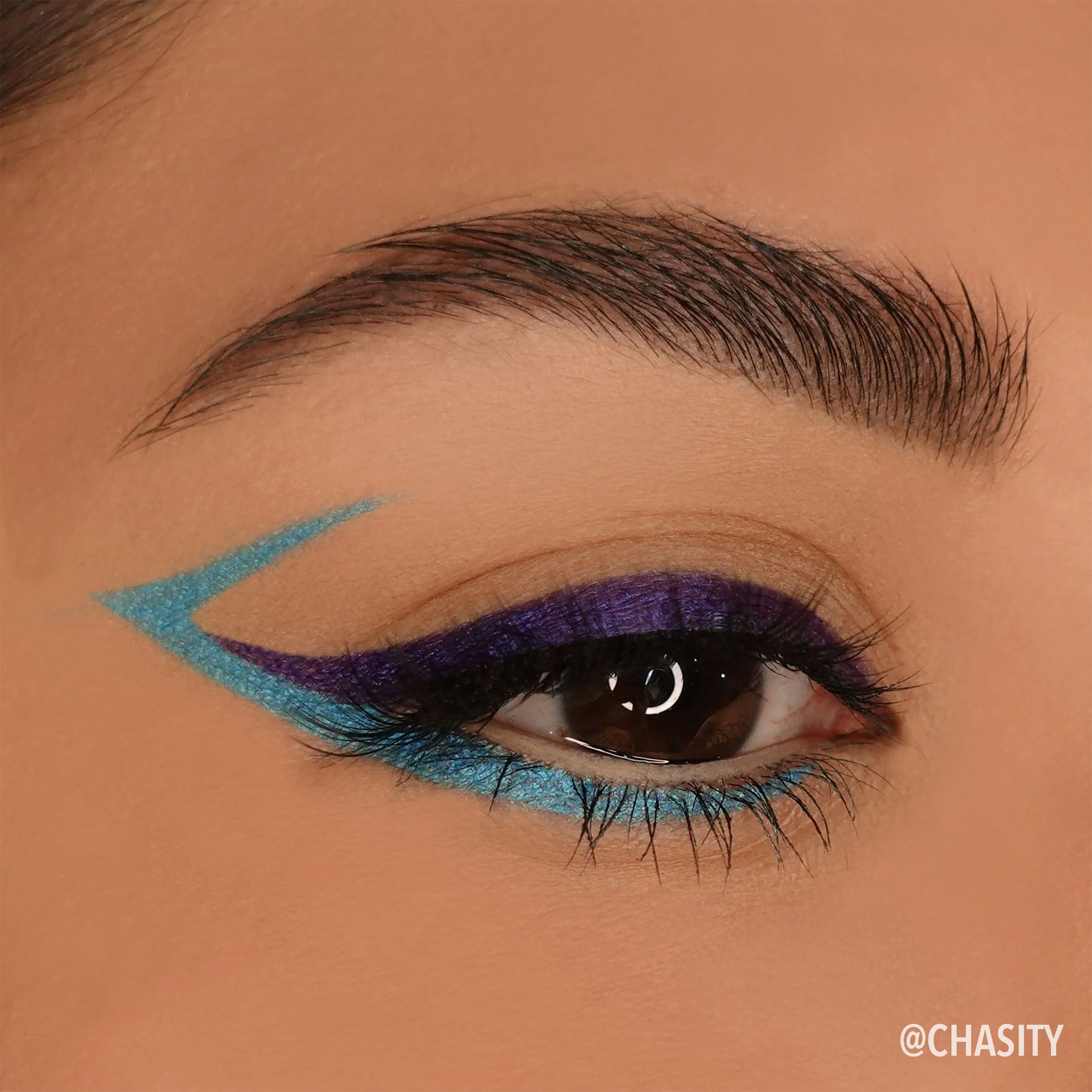 481-Statement-Shimmer-Liner-017-Sky-Blue-6.webp Statement Shimmer Liner (017, Sky Blue)