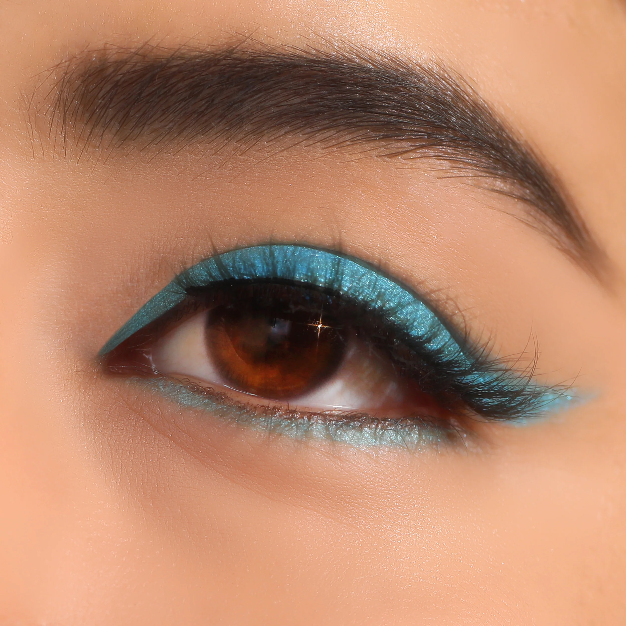 481-Statement-Shimmer-Liner-017-Sky-Blue-7.webp Statement Shimmer Liner (017, Sky Blue)