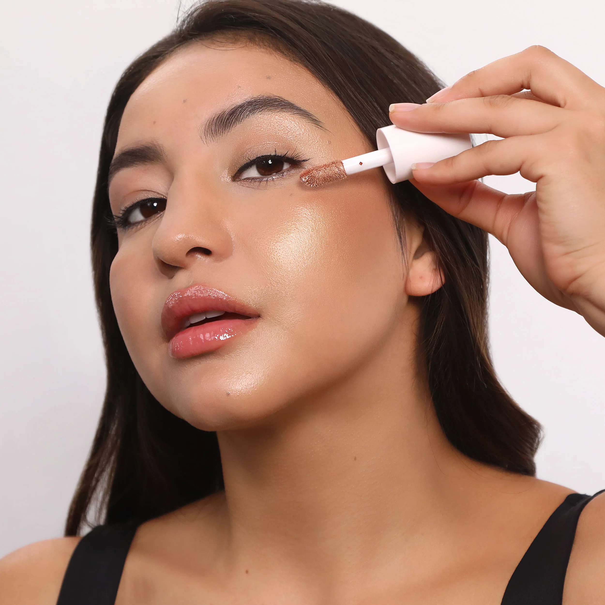 721-Glow-Show-Liquid-Highlighter-002-Golden-Blend-4.webp Glow Show Liquid Highlighter (002, Golden Blend)